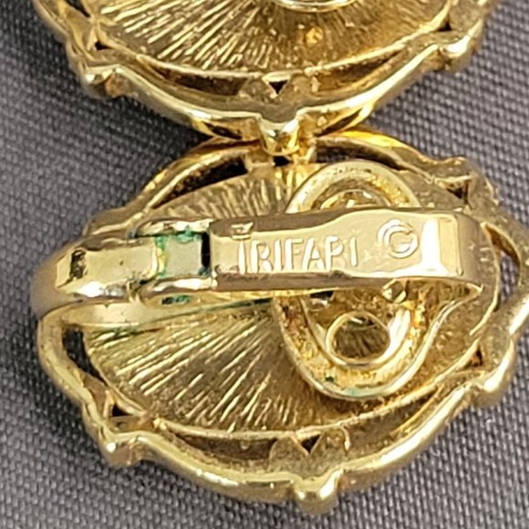 Crown Trifari Signed Vintage Women Gold Tone Metal Cameo Clip On Earrings 3/4 in - Picture 6 of 7